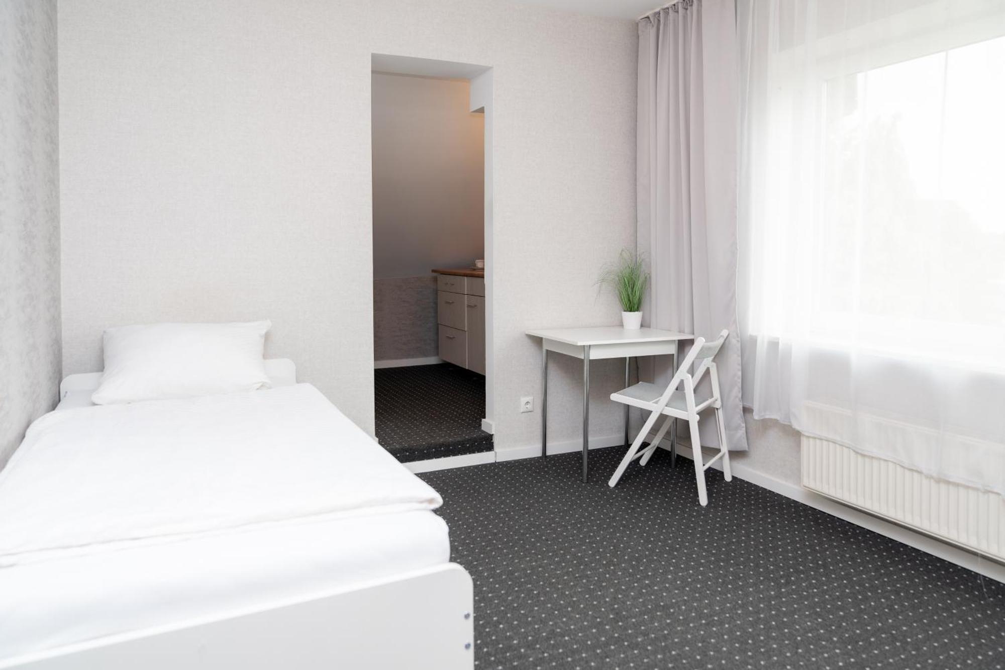Hotel Zum Hahn Garbsen Exterior photo